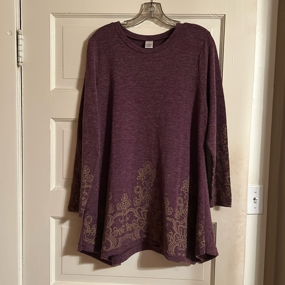 Large purple sweater with gorgeous design on sleeves and around the bottom - Picture 1 of 5